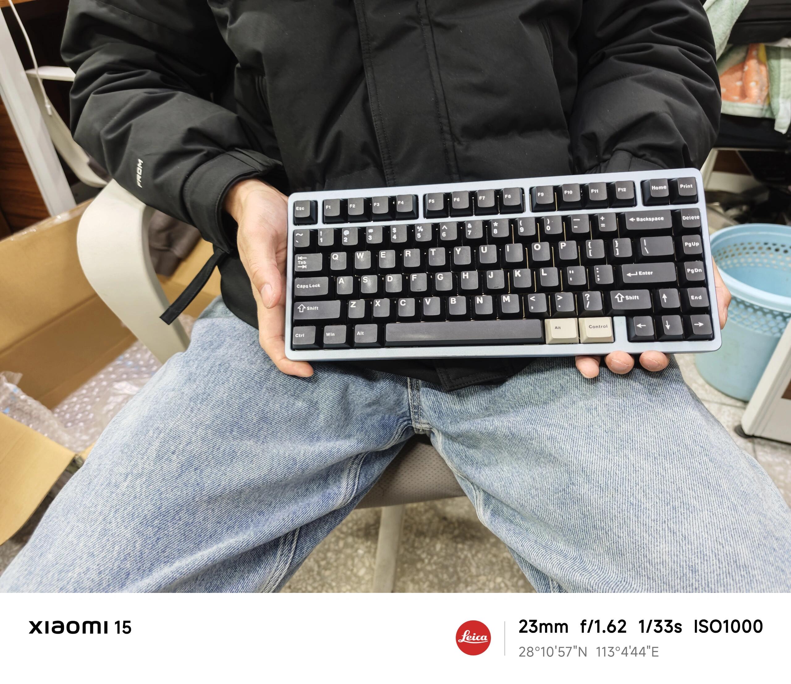 AiJian Keyboard Review: Sky Blue and Black Design Sparks Laughter