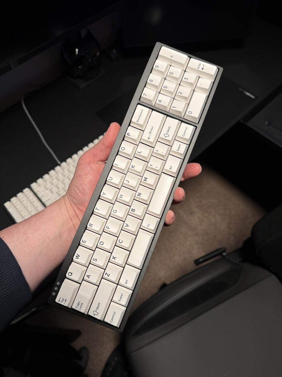 Hola Keyboard Review: Ultra-Compact Mini Design Highlights