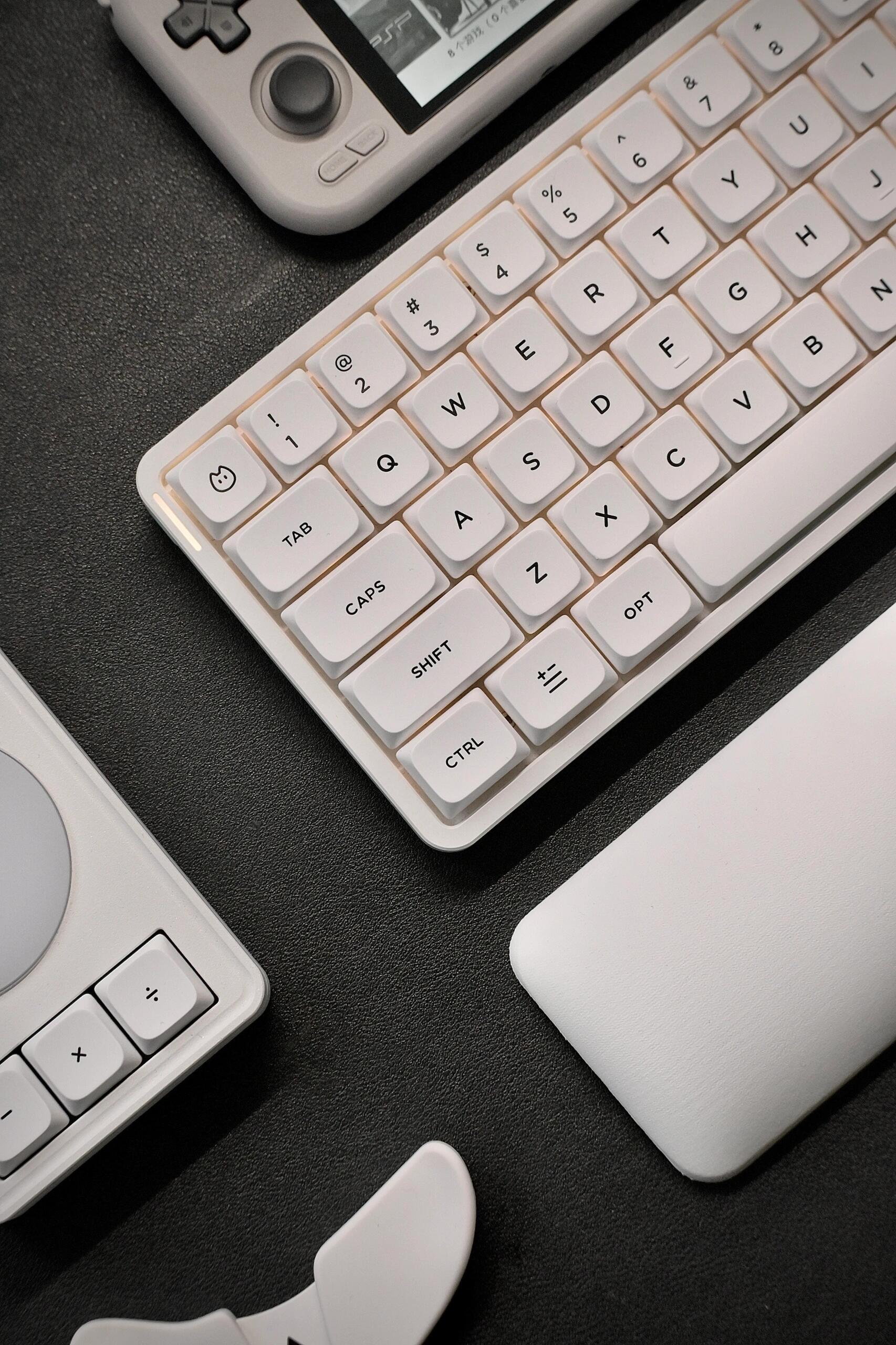How to Achieve a Fresh Minimalist Look with Keycap Swaps
