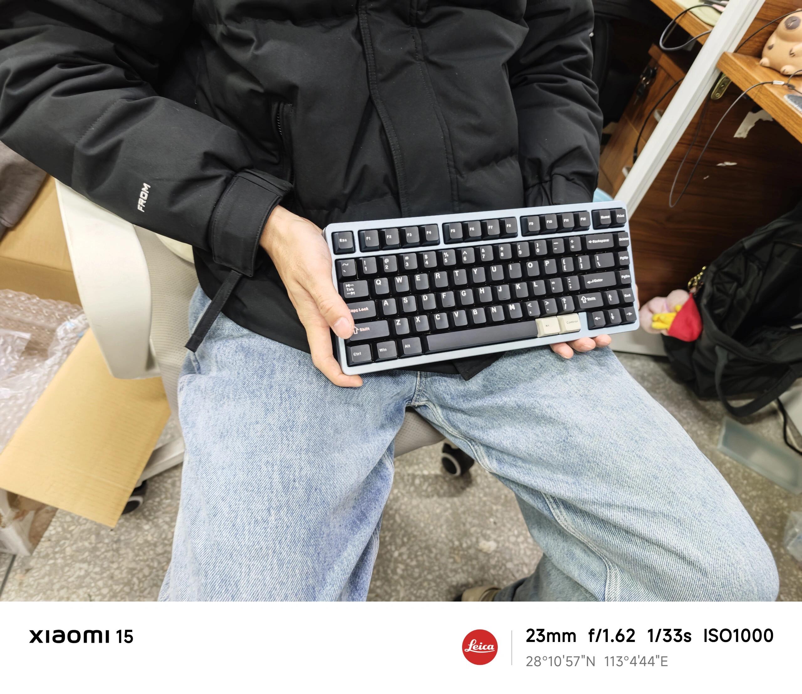 AiJian Keyboard Review: Sky Blue and Black Design Sparks Laughter
