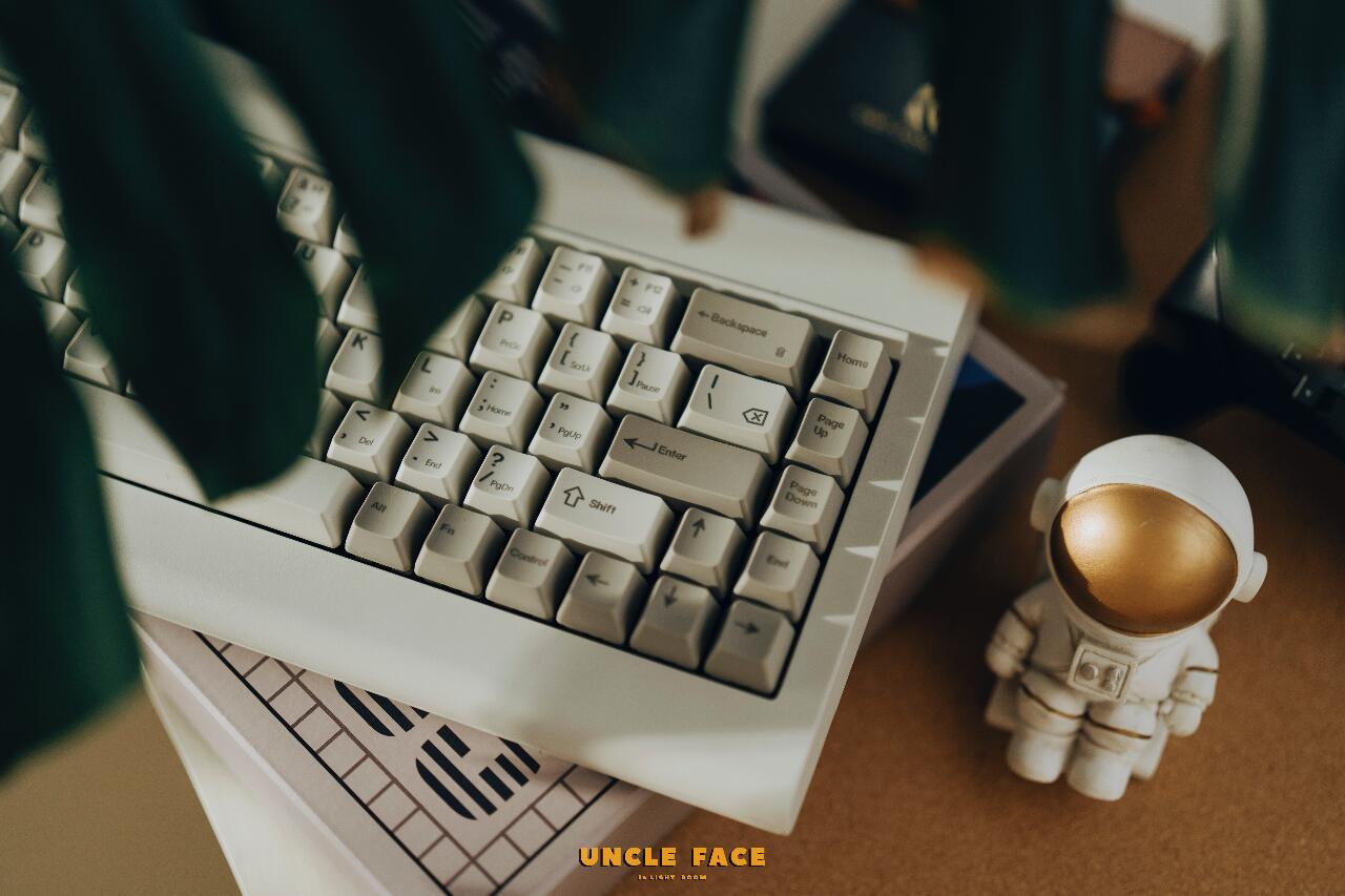 Kataa Model VI Retro Keyboard Unboxing: Affordable 199 Keycap Display & Desk Toy