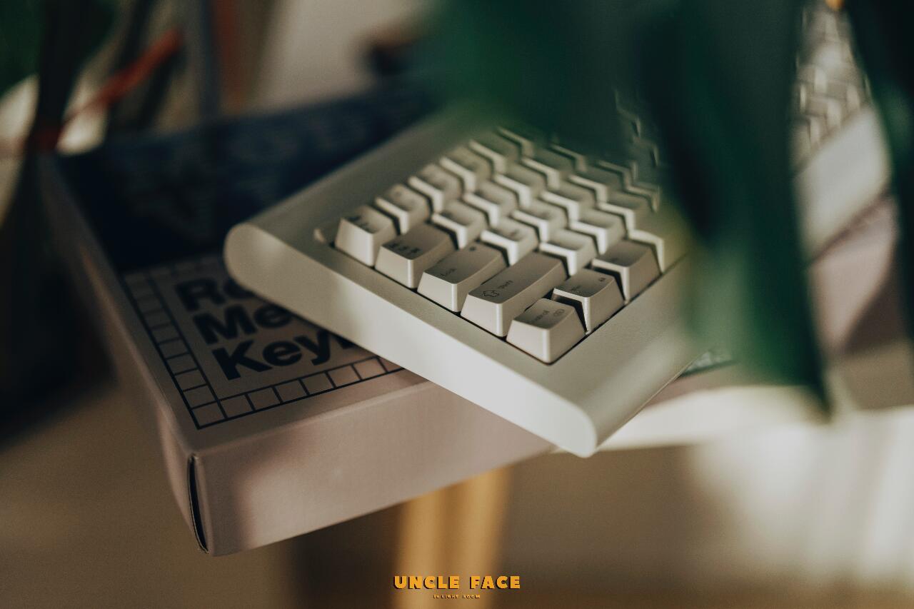Kataa Model VI Retro Keyboard Unboxing: Affordable 199 Keycap Display & Desk Toy