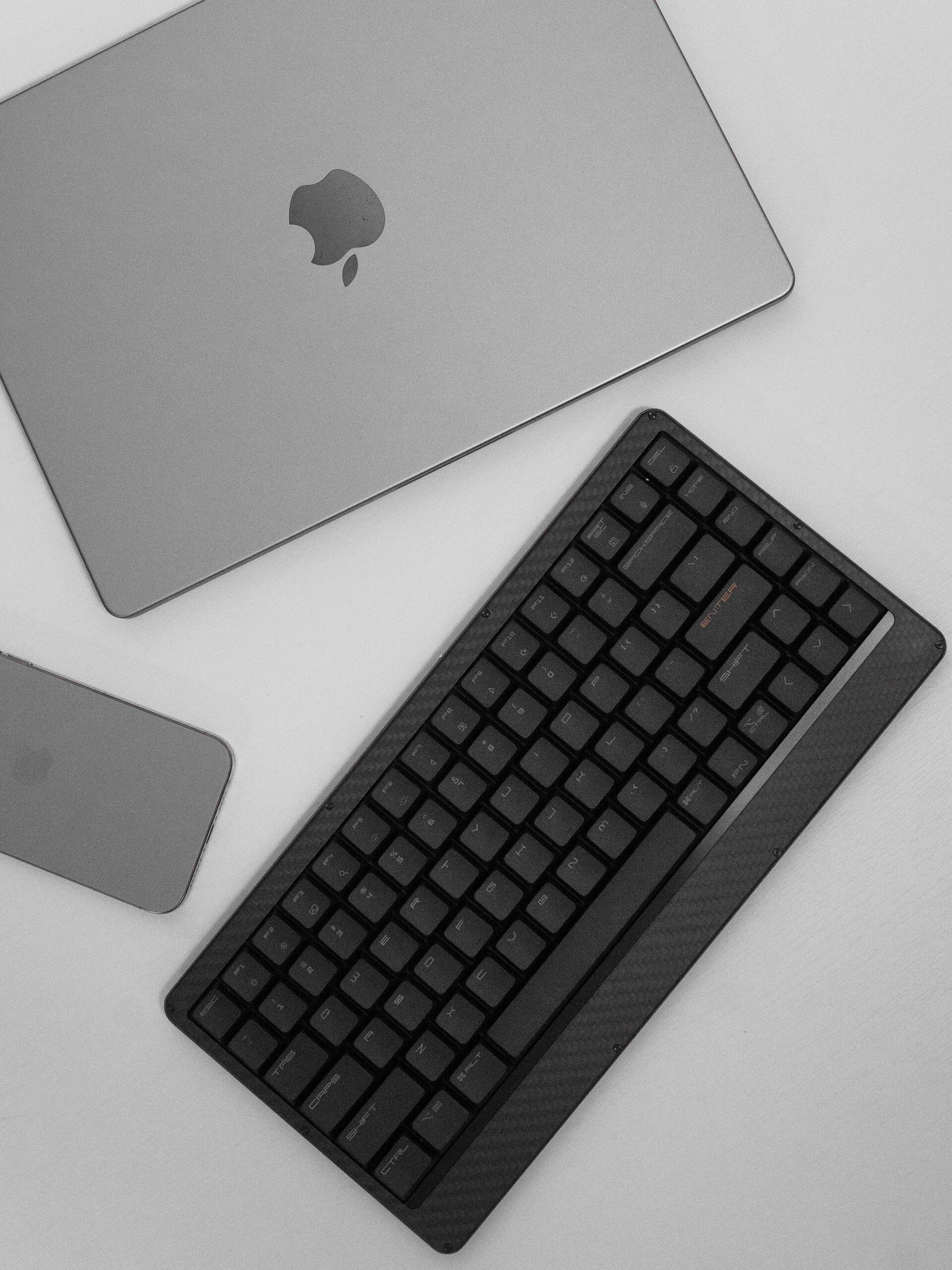 Lofree Edge Carbon Fiber Low-Profile Mechanical Keyboard Review: Lightweight & Minimalist Design