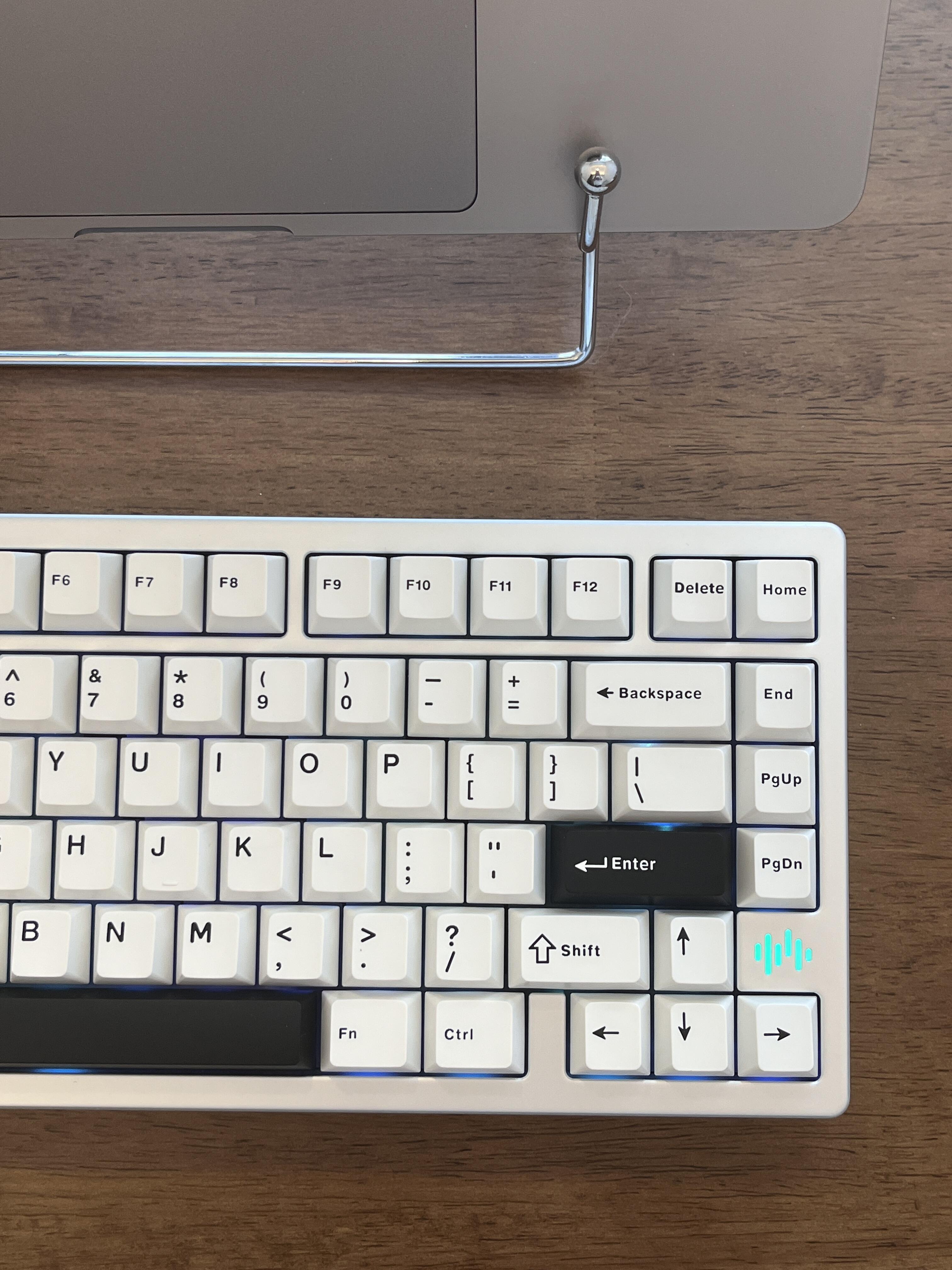 Apple Magic Keyboard vs. Aluminum Keyboards: Comfort and Sound Comparison