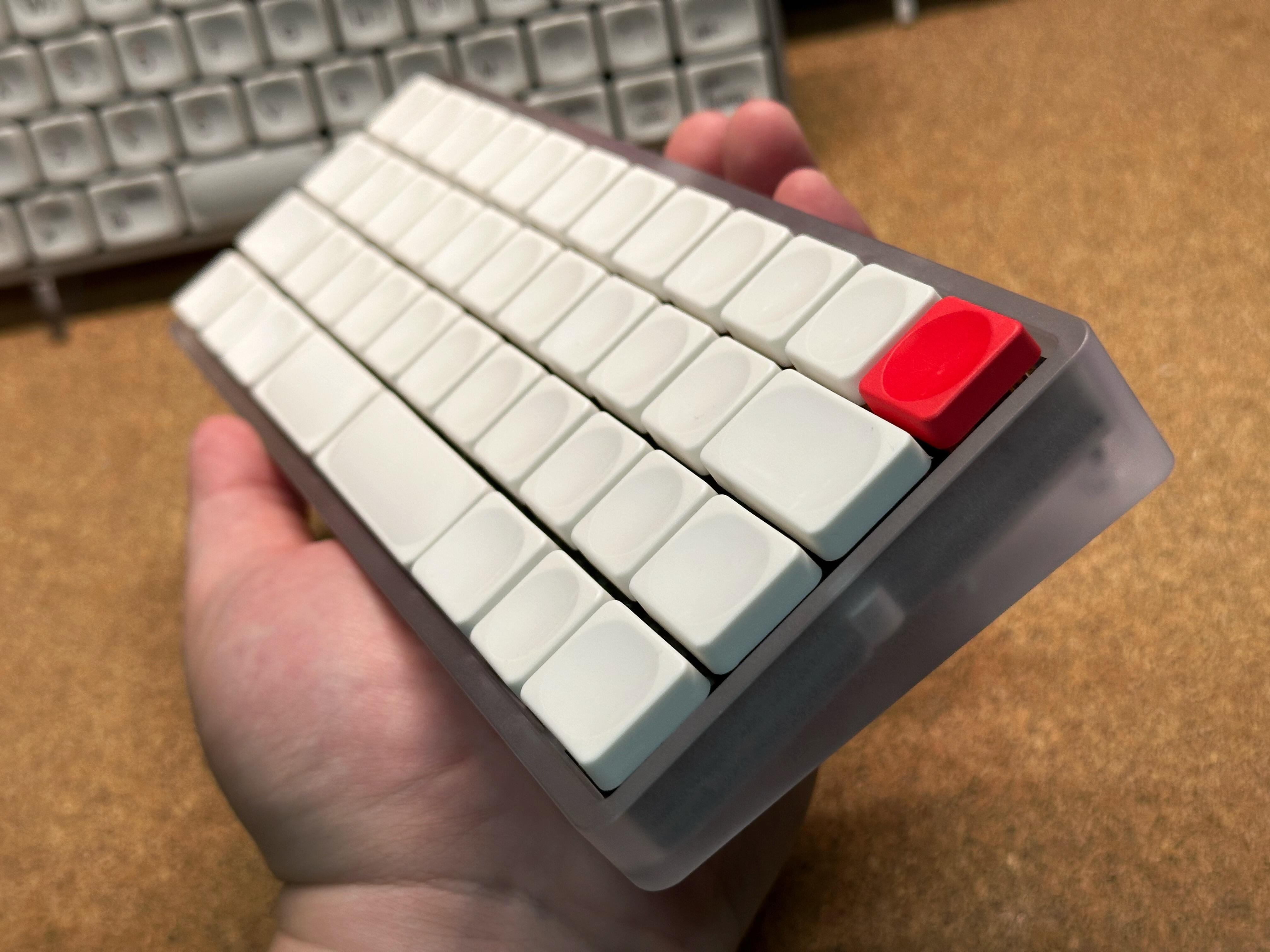 Lightweight 40% Mechanical Keyboard with PC Case – Portable and Ergonomic Design
