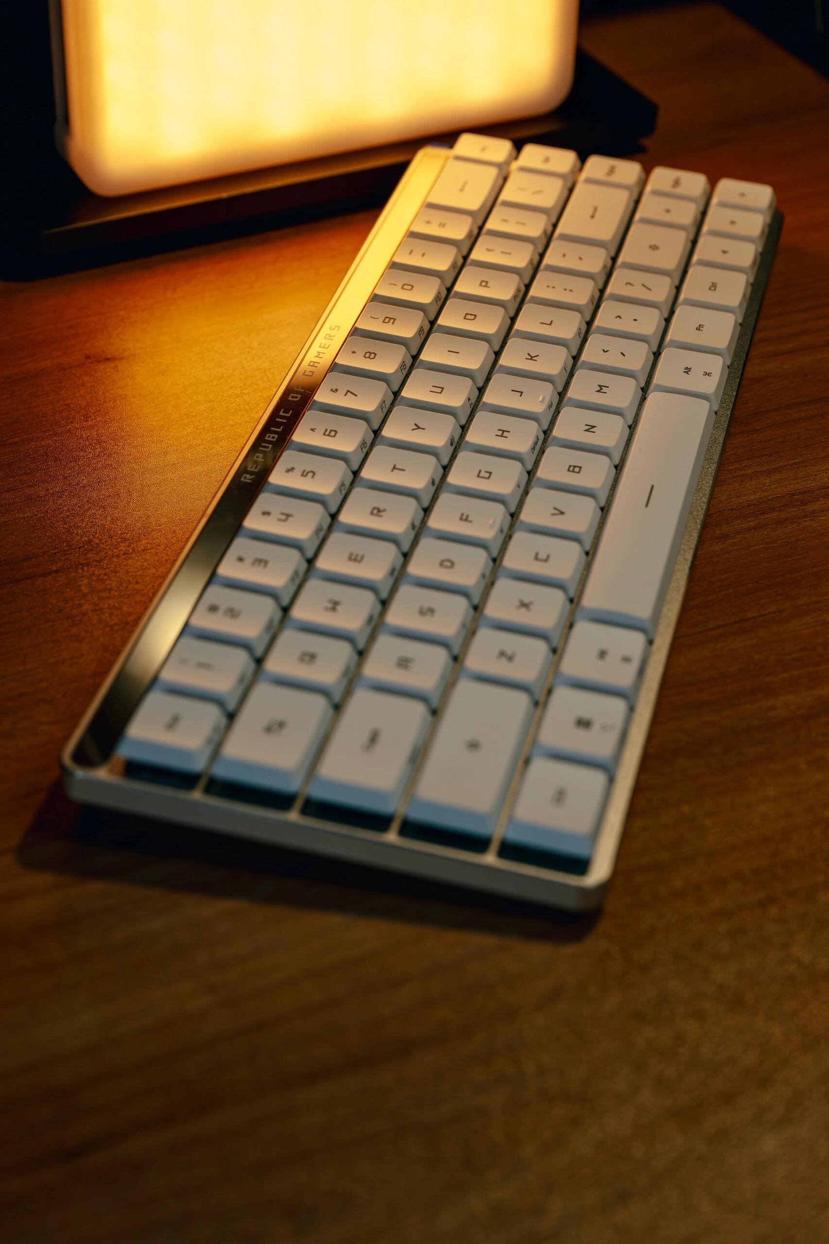Magician RXLP Red Switch Low-Profile Keyboard Review: Smooth Typing Experience